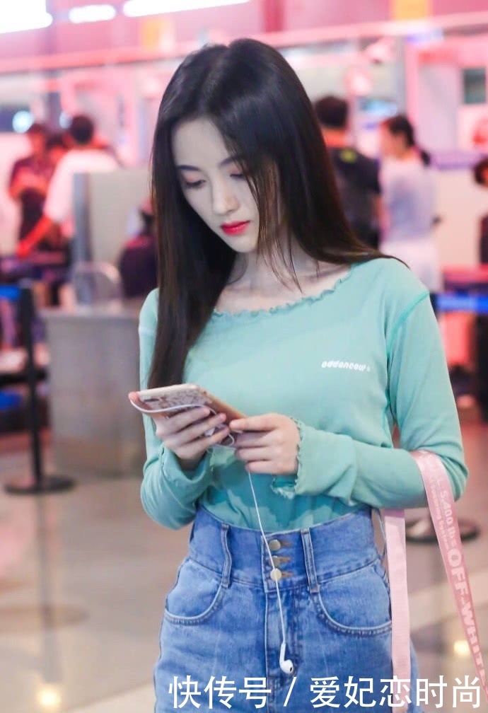 鞠婧祎短裤穿得太短了,难怪一路都要用“小猪佩奇”挡着!