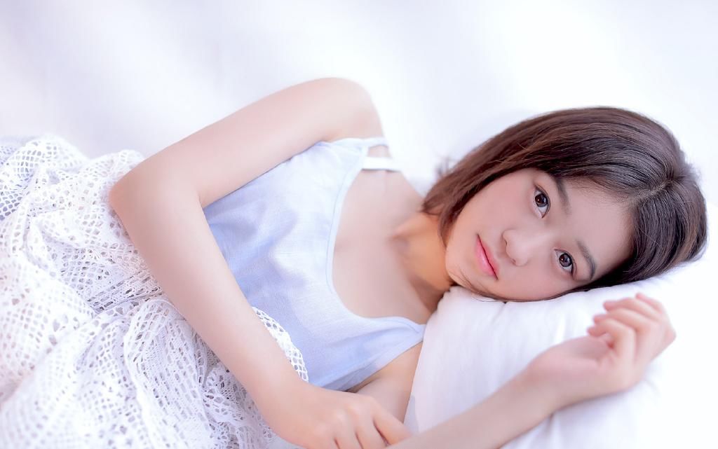 酥胸美女尤物吊带睡衣性感床照图片