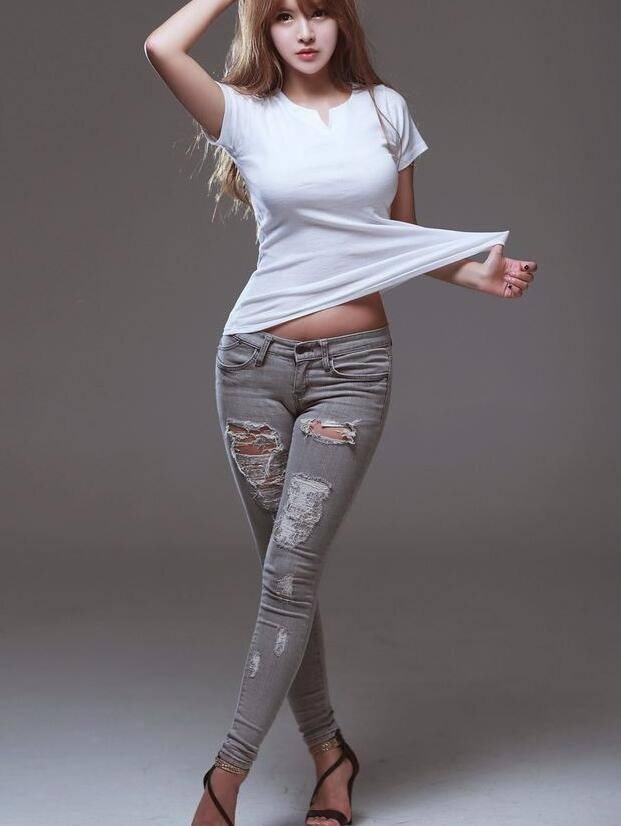 年轻漂亮的牛仔裤美女，增添几分娇俏动人，展现腿部优美线条！