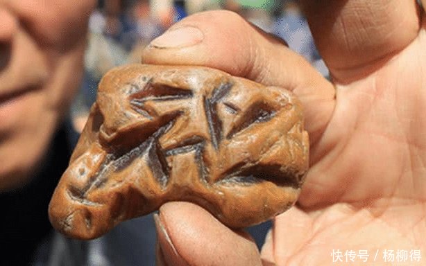 大爷捡了个的石头喊出100000高价，少一分都不卖，村民差不多得了