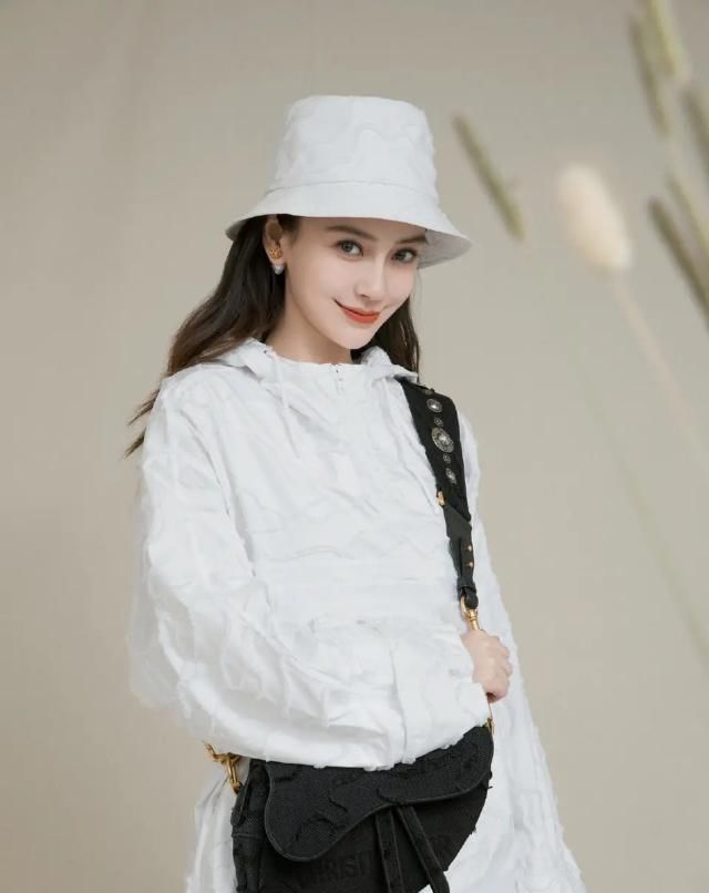 [少女]Angelababy少女感太强,羊绒羔外套搭配牛仔蓝渔夫帽,软萌又可爱
