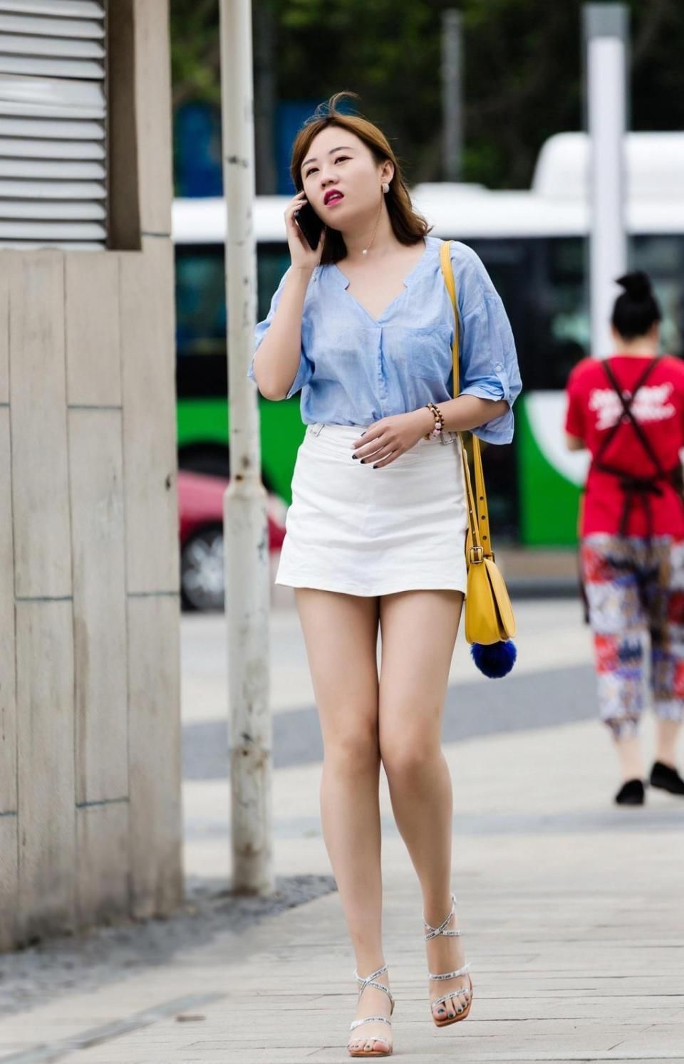 街拍:穿着围腰裤的小姐姐，胸部微有一些的下垂，臀部没有圆润感