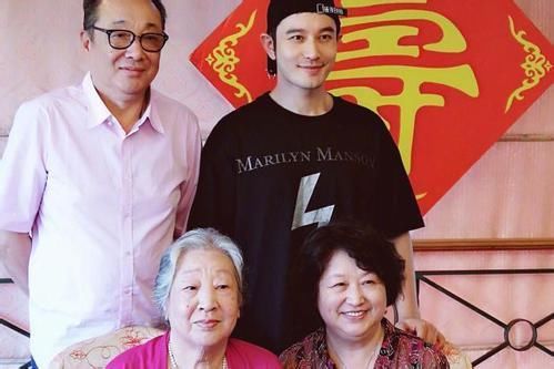 黄晓明发文感慨为家人将好好生活，遭网友吐槽:实力卖惨真影帝!