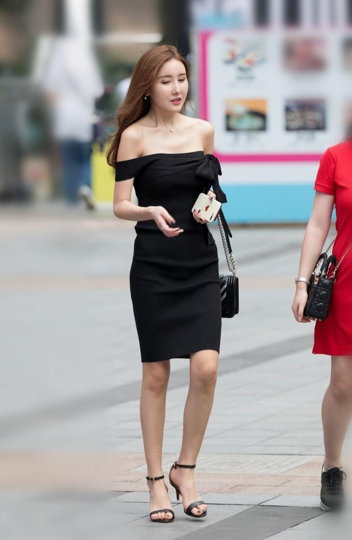 街拍：穿着经典又摩登的小姐姐，站在街上很俏丽！