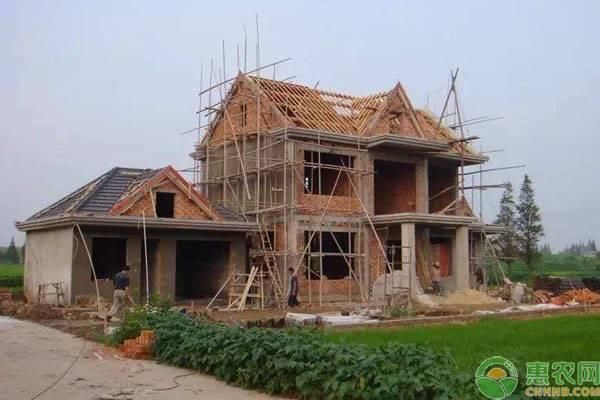 为什么农村人不选择宅基地自建房，而是选择县城首付供房？