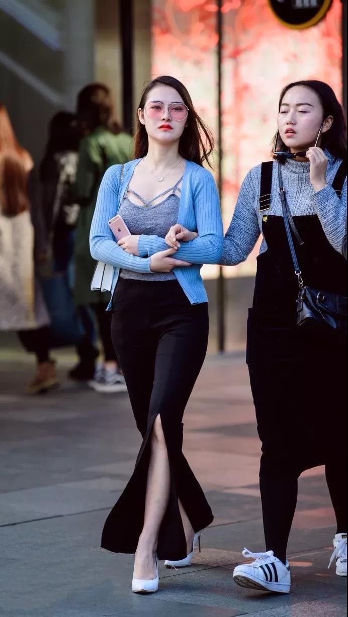 东莞街拍 美女与非美女的区别,就在一条背心上 好有熟女的味道!