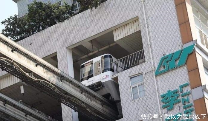  「睡觉」重庆轻轨穿楼而过，住在里面的人睡觉怎么办？居民说出实情