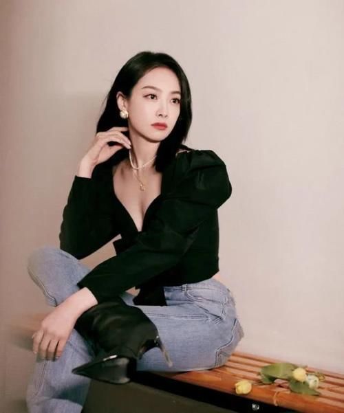  『蝴蝶结』宋茜秀小蛮腰的方式真特别！两个蝴蝶结拼成泡泡袖上衣，高贵撩人