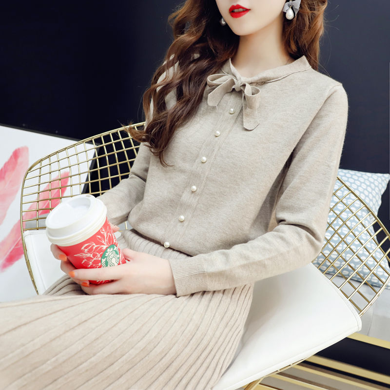 刚上架就火了的“毛衣裙“，比卫衣时髦好看，配一双袜靴就更美了