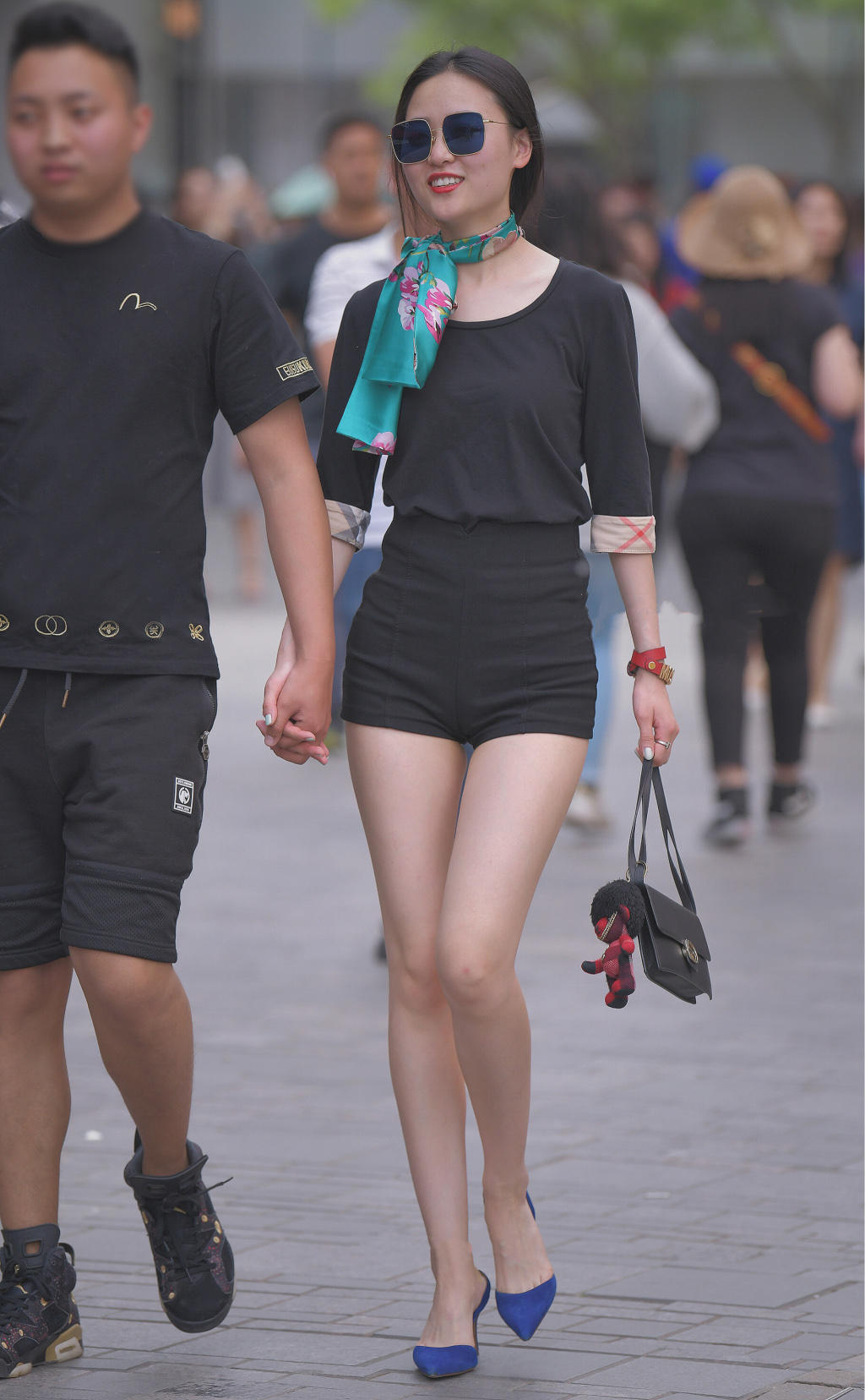 轻熟小姐姐高腰紧身裤，勾勒白皙美腿丰臀，一路走来妖娆姿态男友