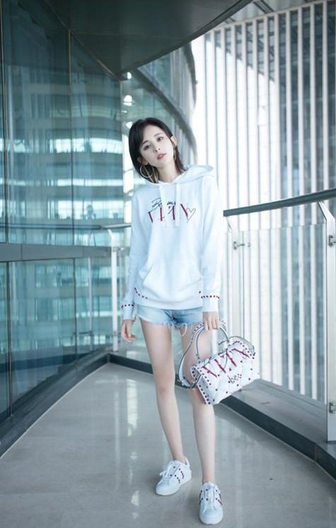 当古力娜扎和蒋欣同穿短裤秀腿，网友:我终于要下定决心要减肥