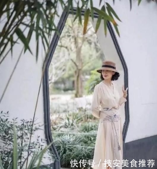  『底裤』女人过了50再懒也别穿打底裤，太土！看这对母女搭配，洋气又减龄