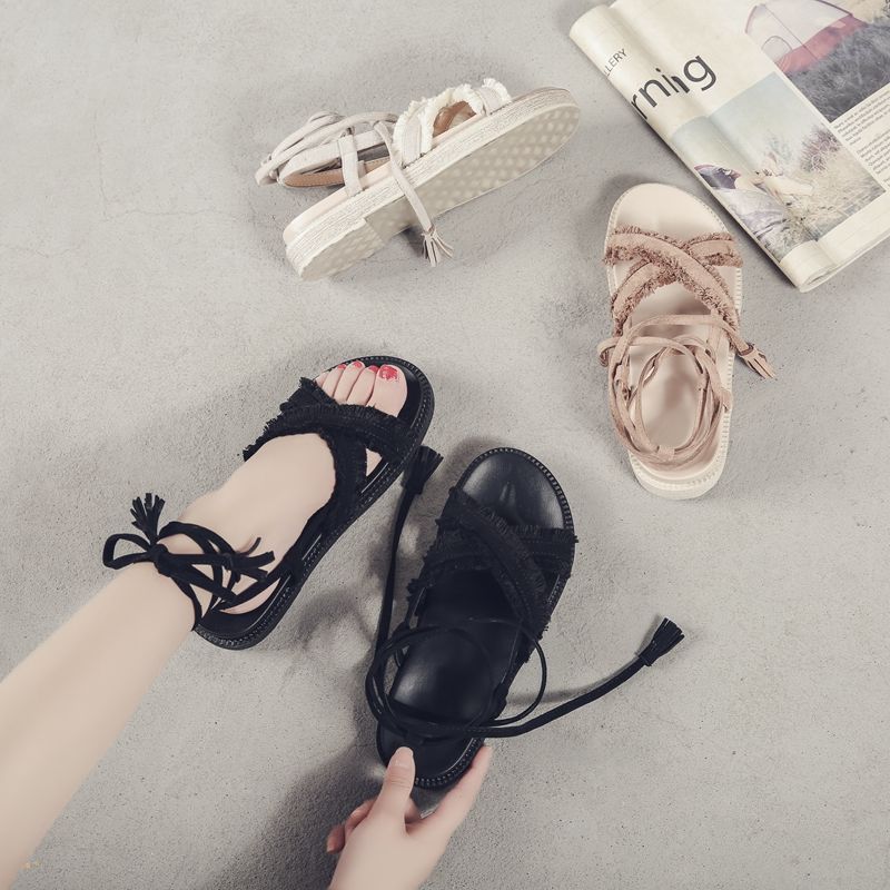 这新款女鞋真的好看啊，姐姐一眼相中，穿上确实是好看百搭