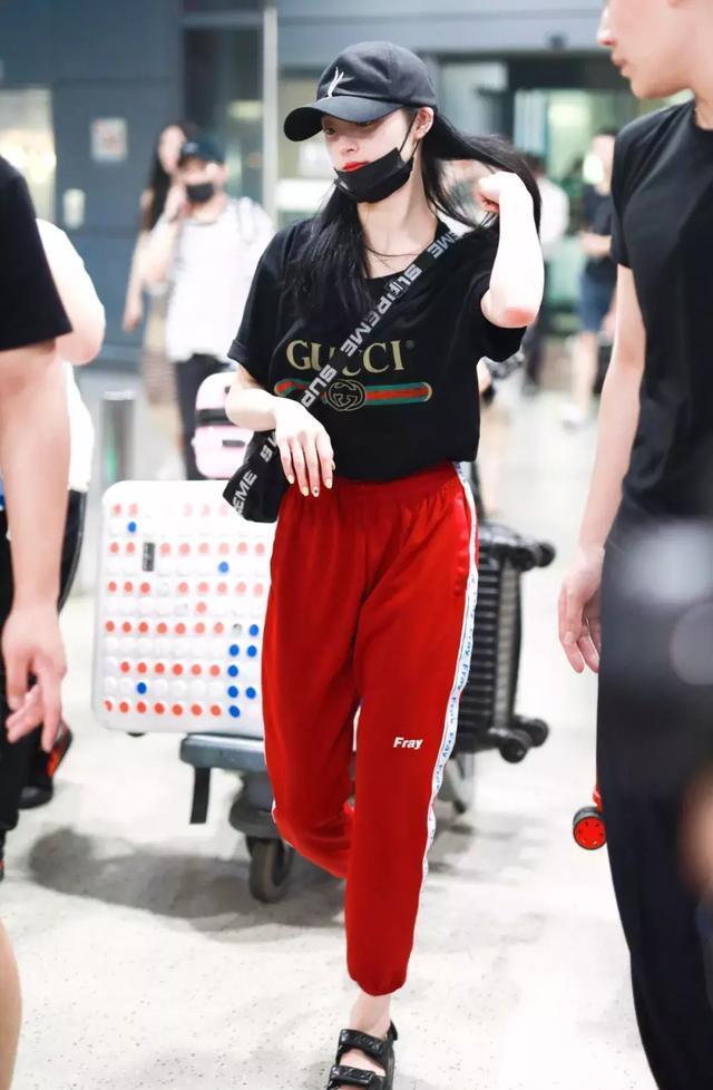 “改头换面”穿出慵懒风，孟美岐吴宣仪的活力少女Tee，了解一下