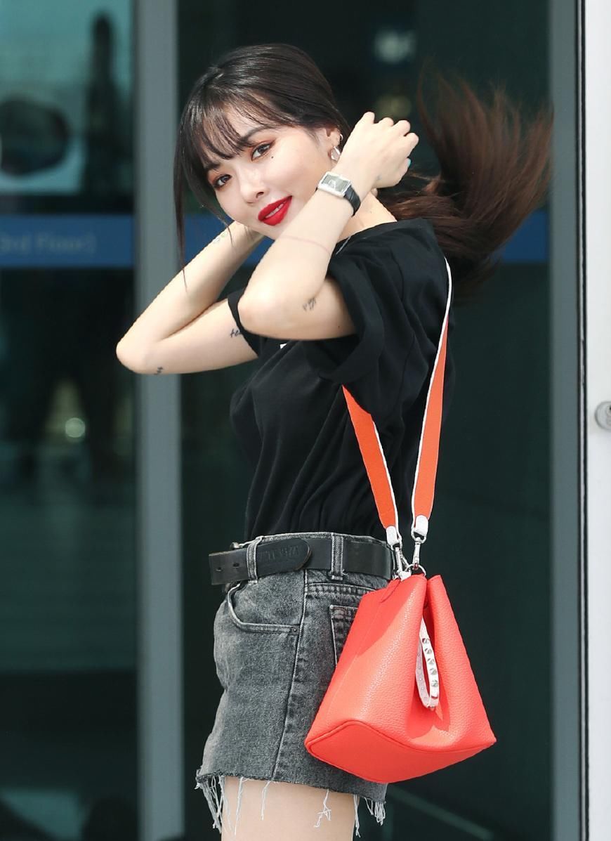 金泫雅厉害了!牛仔短裙+黑色t恤尽显大长腿，网友:腿长2米8