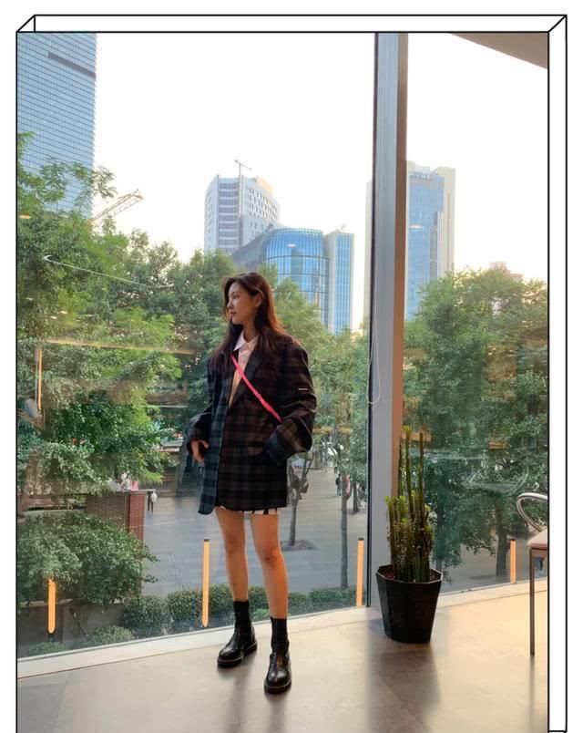  大一号：初入职场不知道怎么穿？7种西装＋裙子的搭配方案，总有一款适合你