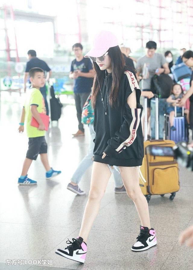 李小璐为了赶时髦，卫衣剪个洞却被吐槽裤子太破，网友：真会玩