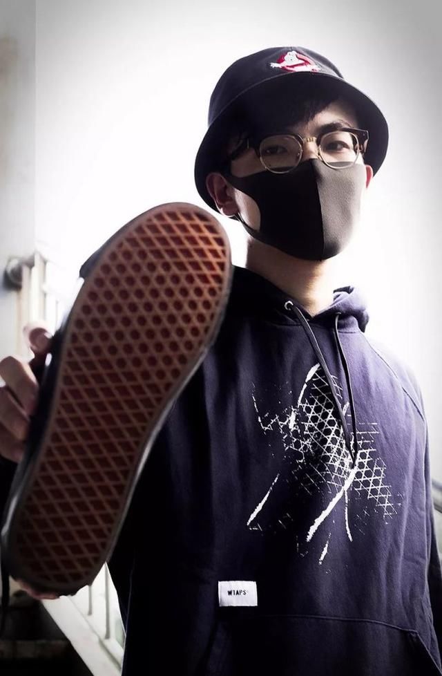 不仅吸金还吸睛!近期街头最 “炸” 的鞋就是这双了!