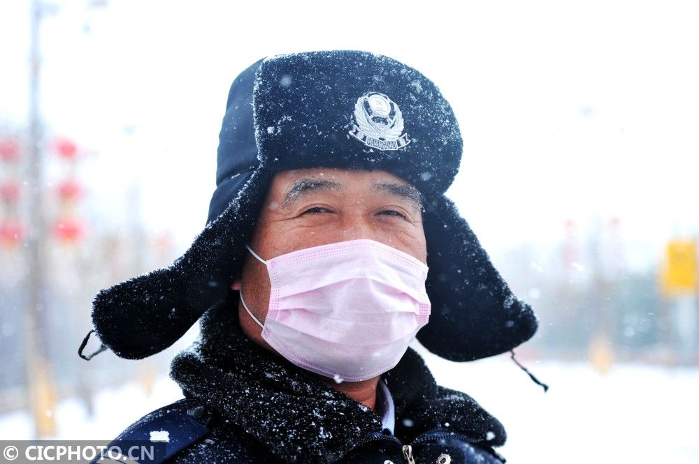  人员在风雪|山东青岛：雪中坚守抗疫情