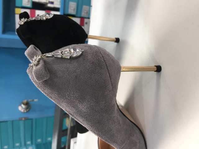 高跟鞋的跟现在都做成这样了，看来我真的是outo啦