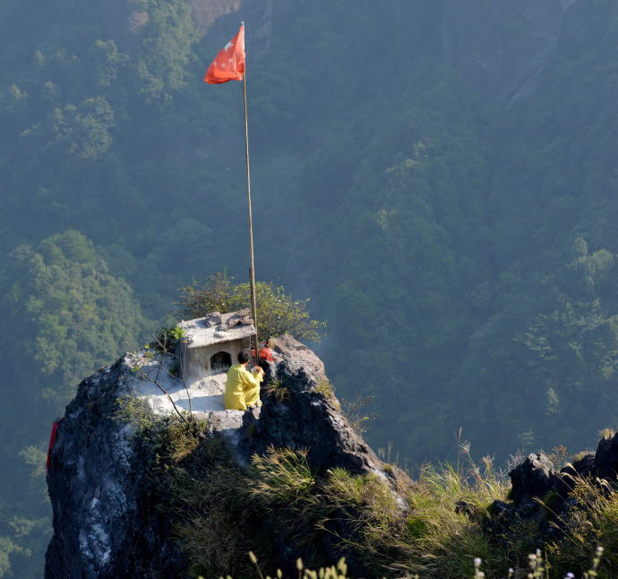 我国最危险的寺庙，建在海拔818米的绝壁上，你敢上去烧香吗？