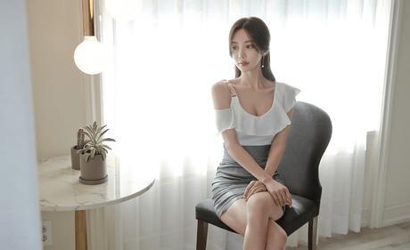 时尚美女：孙允凝雪荷叶微褶低胸包臀裙