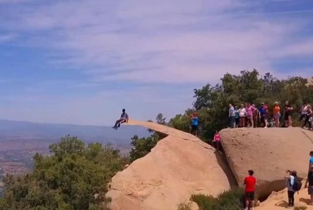 全球最会“骗人”的景区，一块石头拍出的奇观，引无数游客吐槽