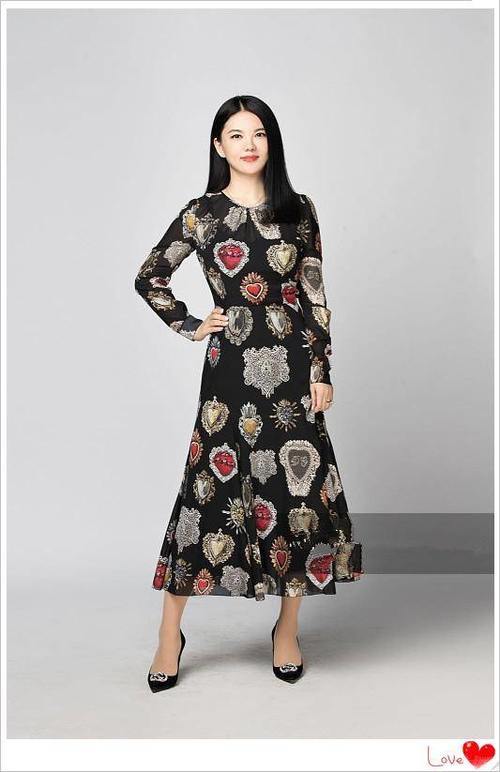 42岁李湘真瘦了，一身印花连衣裙高级有范，网友：这颜值让人怀疑