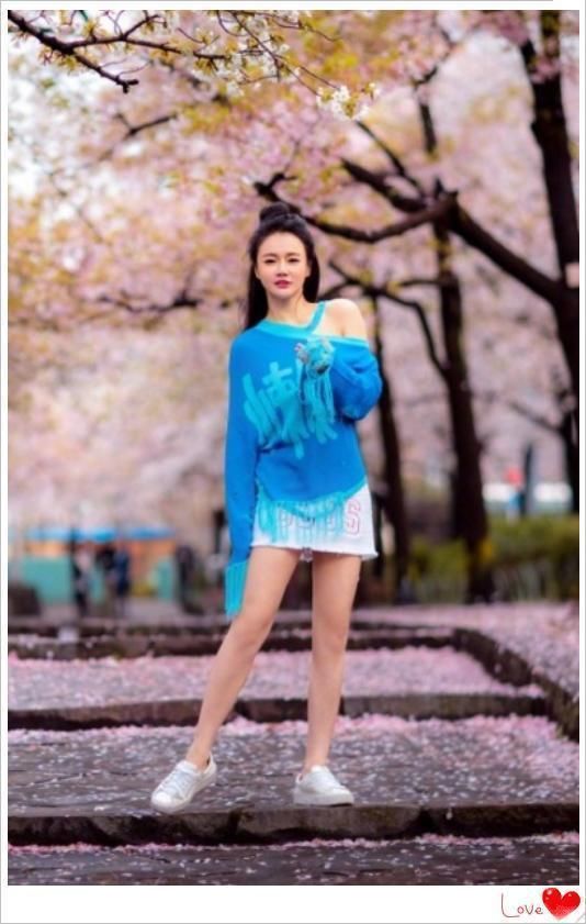 冉莹颖太敢了，包裙划条长缝就穿上身，网友：真怕一不小心撑裂了