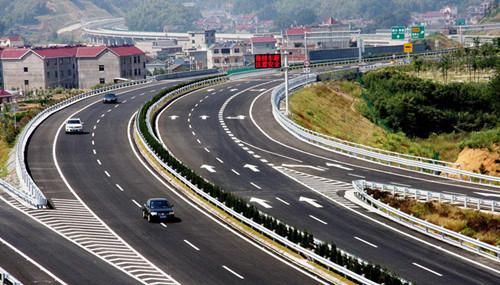  高速@中国高速公路总里程13万公里，一天收费多少钱？答案你不会