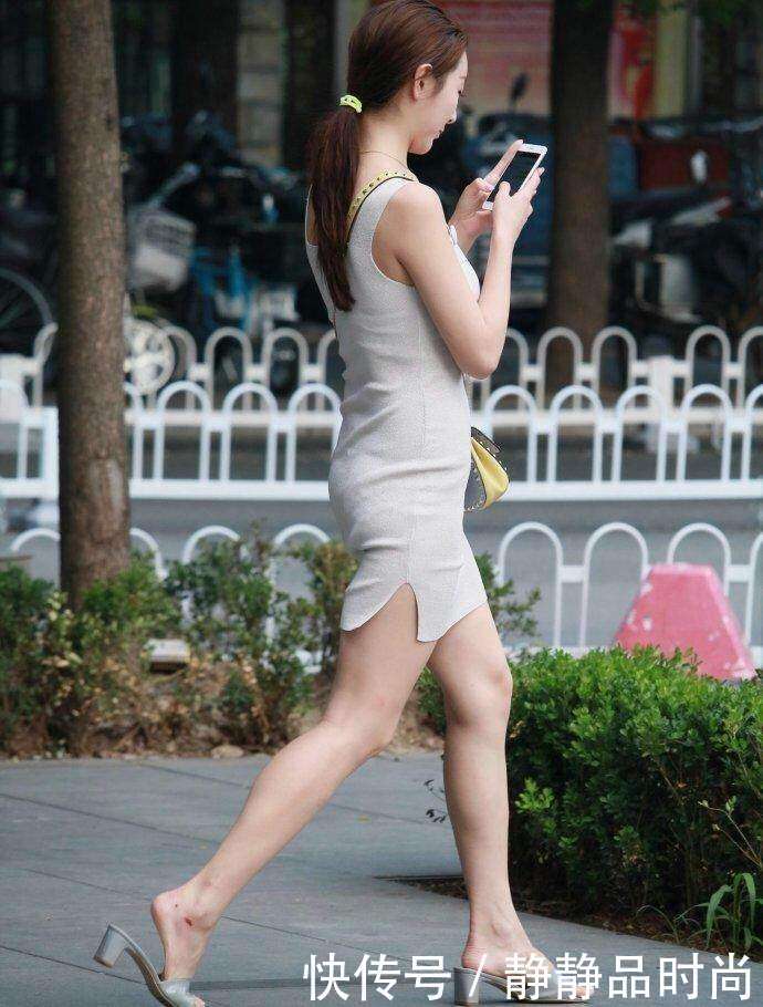 街拍: 皮肤白皙的辣妈, 腿型也是很好看的