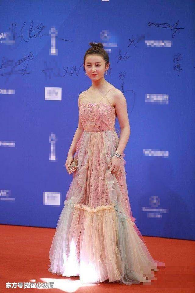 李兰迪穿花裙子，张子枫穿花裙子，气质真的是不一样的！