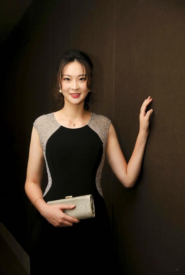 惠若琪和张梓琳同穿礼服裙，网友：美女与模特的差距一目了然