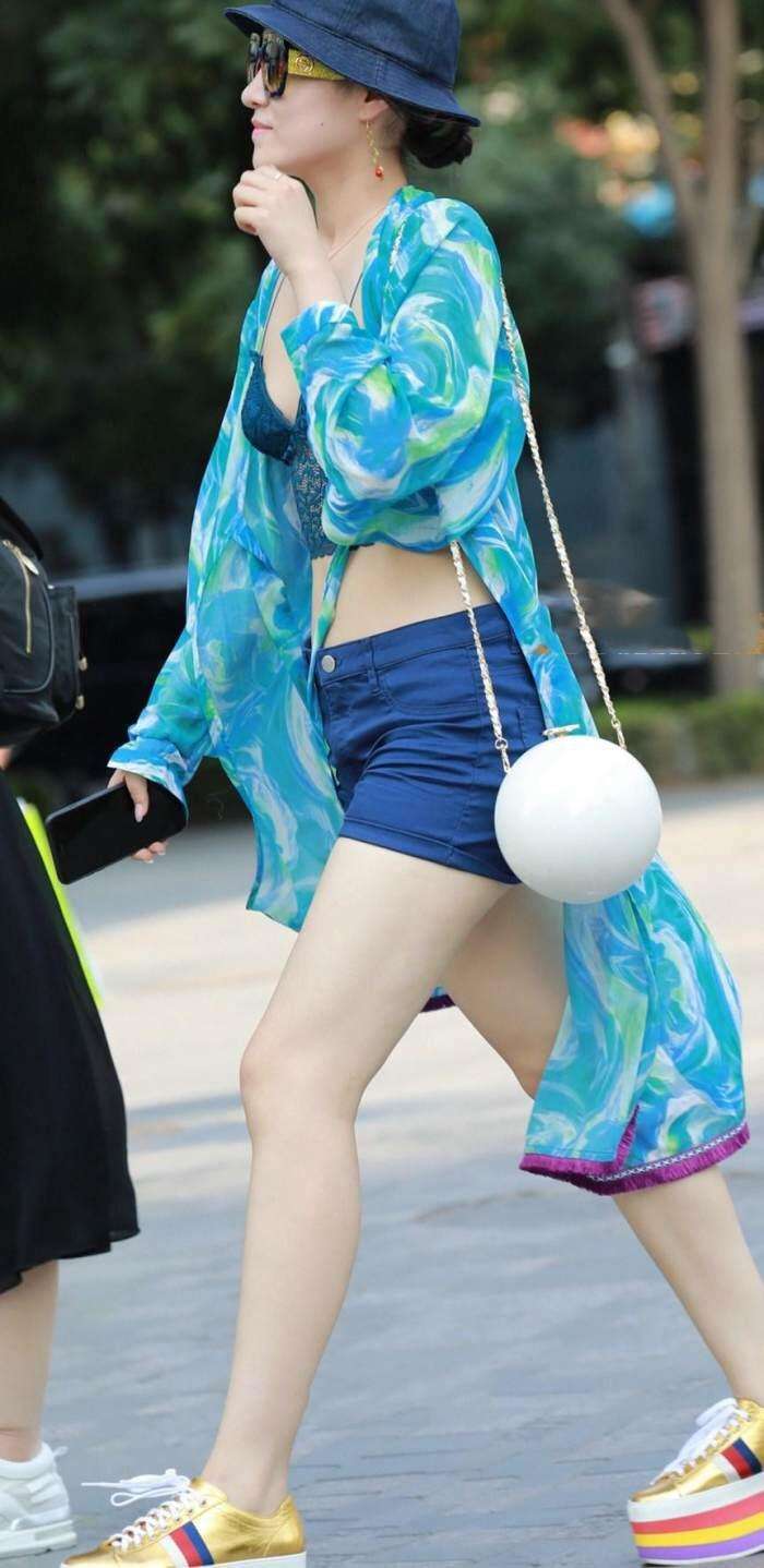 街拍: 真空上街的辣妈, 穿不好真的就是耍流氓