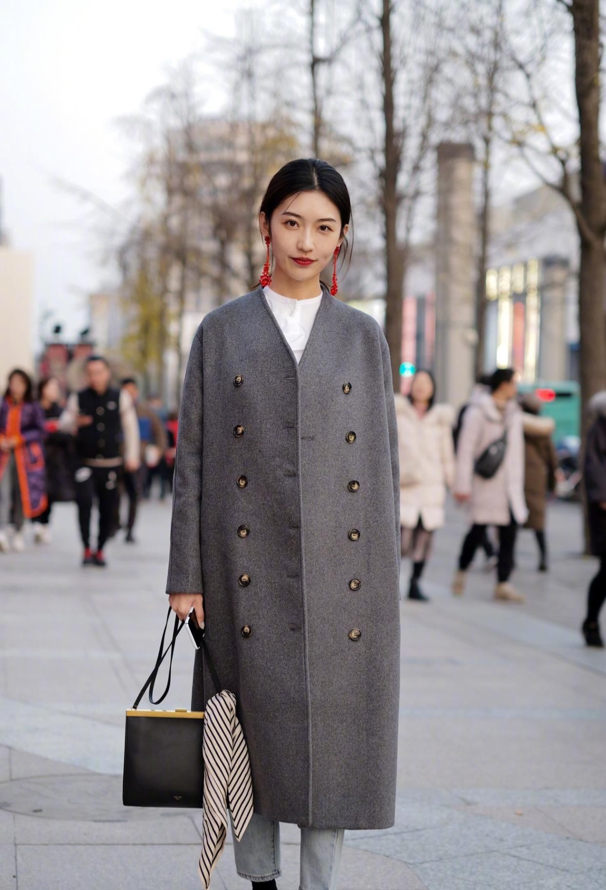「上线」美女街拍:如果我消失了,谁会每天开着微信傻傻的等着我上线
