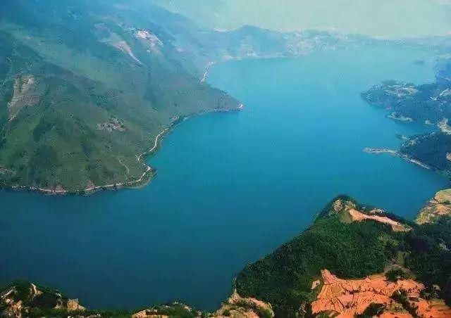 这个湖与邛海、泸沽湖齐名，是四川第三大天然高原湖泊