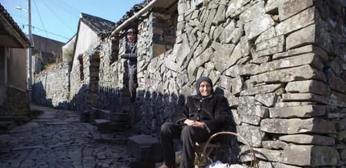 浙江700年石头村,生活用具都是石制品,仿佛回到石器时代!