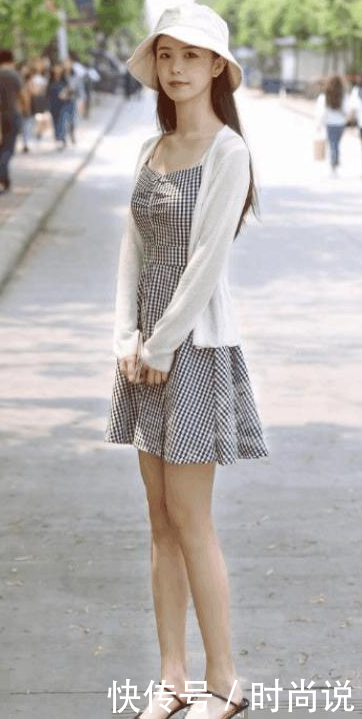 街拍: 小姐姐穿裙子虽然好看, 但是要防走光哦!