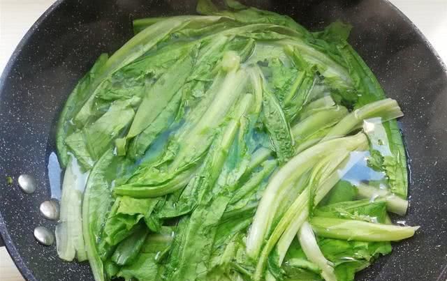  变小■这菜是“刮油大王”,三餐都吃它,连吃一周后,大肚腩明显变小