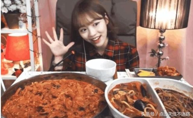 网红直播吃东西后忘记关摄像头 真相原来是这样！网友：上当了…