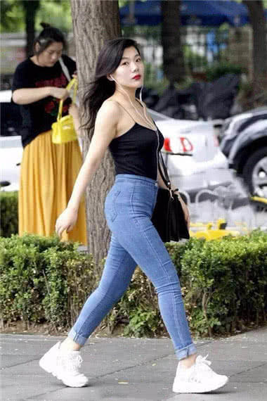 清爽的小姐姐，紧身牛仔裤勾勒丰腴阔达的线条，厚厚的很可爱