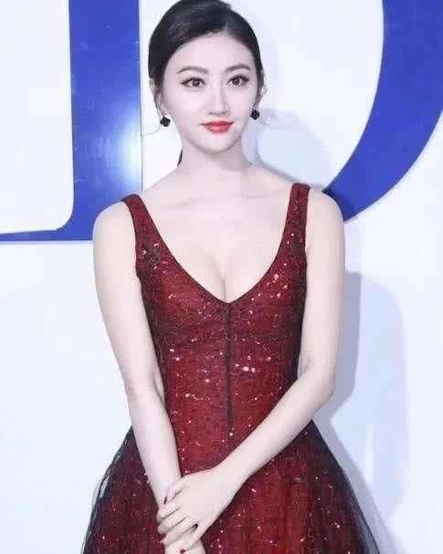 景甜出席活动！深V长裙再现大尺度，网友：傲人上围竟不输徐冬冬