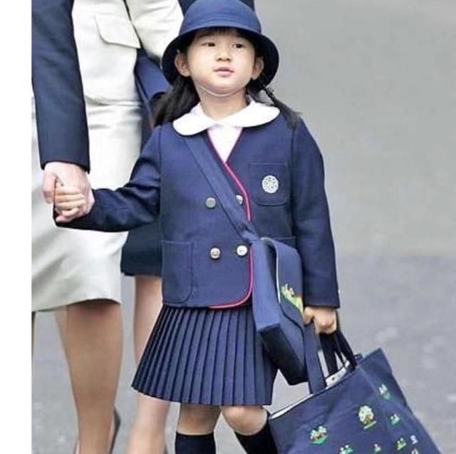  [和纪子妃]天皇一家亮相，雅子皇后穿和服显古韵美，独女水桶腰眯缝眼太路人