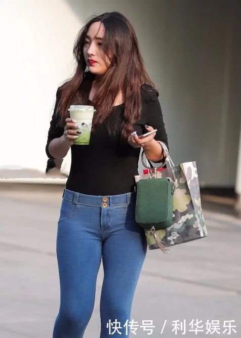 街拍翘臀小姐姐，前凸后翘身材很有女人味，让人眼前发亮