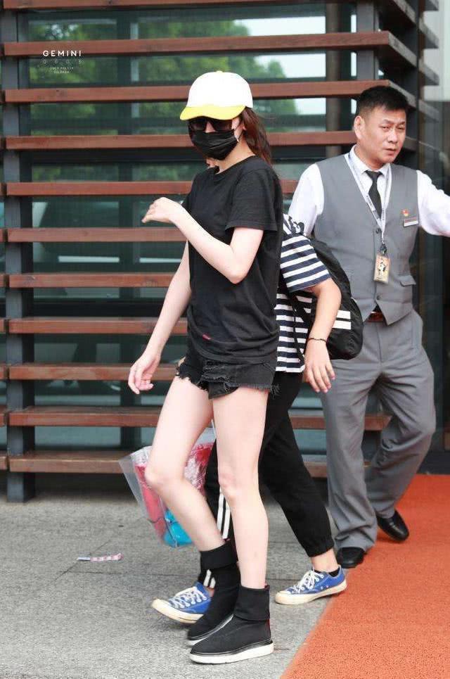 迪丽热巴难得露一次腿，却被鞋子抢镜了，网友：看着都热！