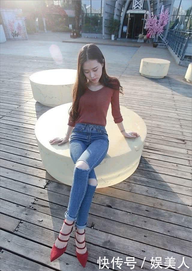 『美女』路人街拍,美女搭配砖红色的针织衫,打造出美丽的线条感