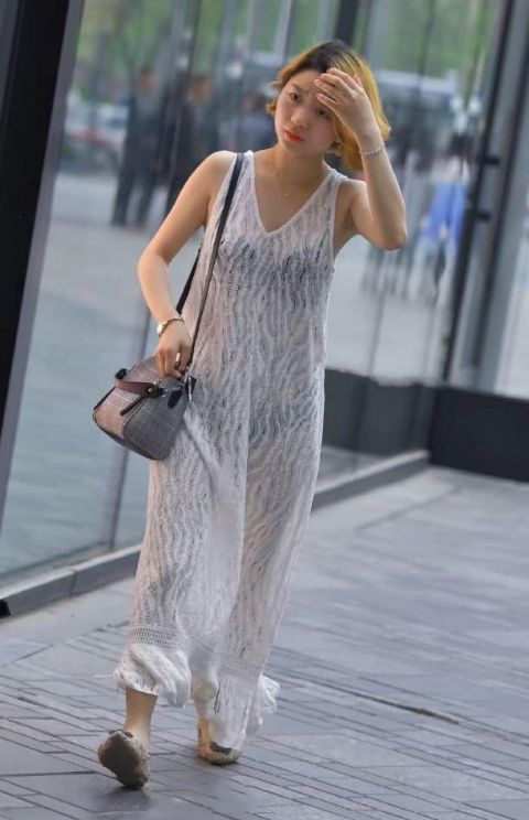 『真敢』这小姐姐还真敢穿，拿条桌布就能当裙子穿，结果闺蜜羡慕死了