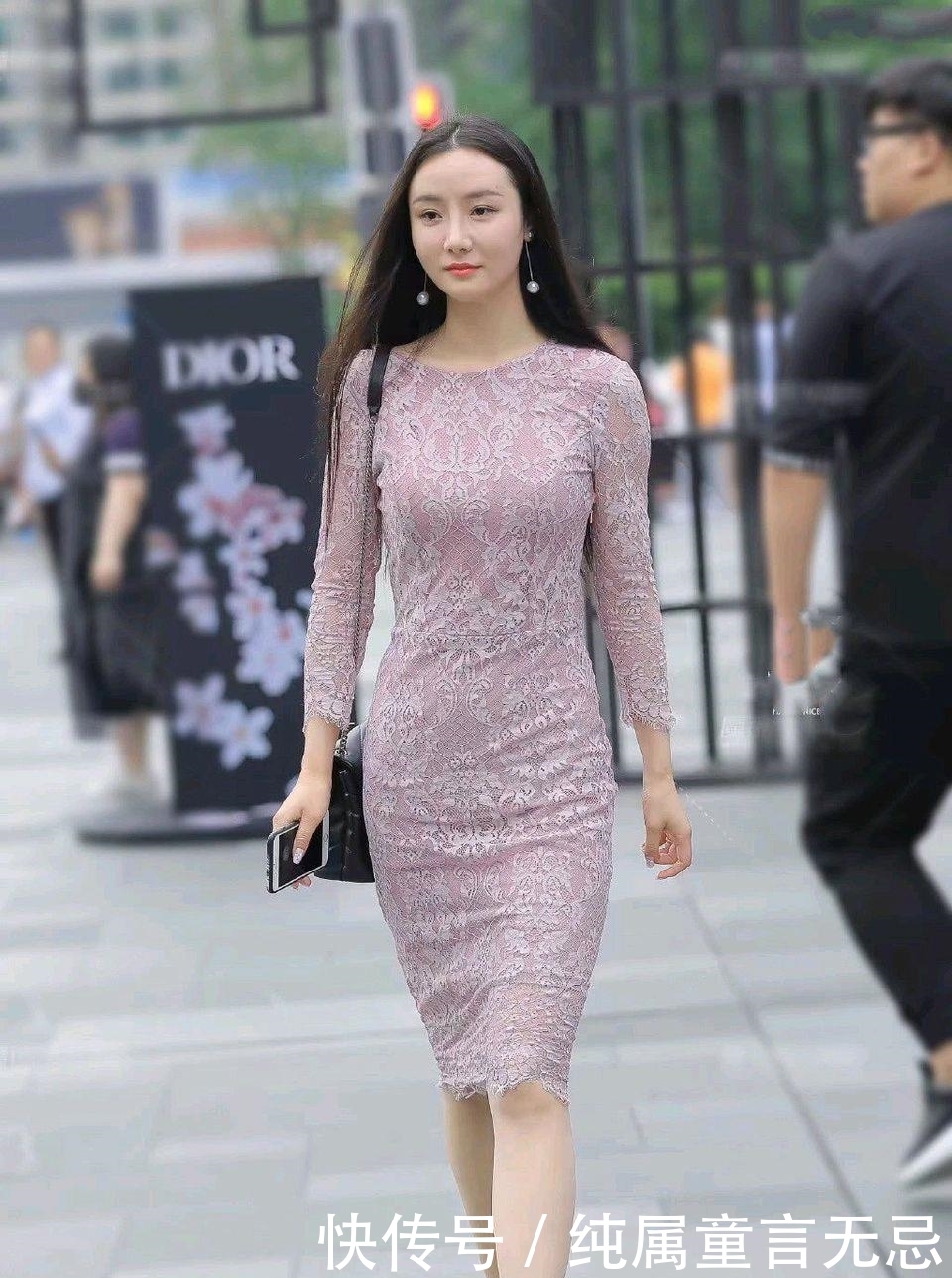 #看起来有些#街拍:时尚靓丽的小姐姐,吊带衣加热裤,展现靓丽身姿