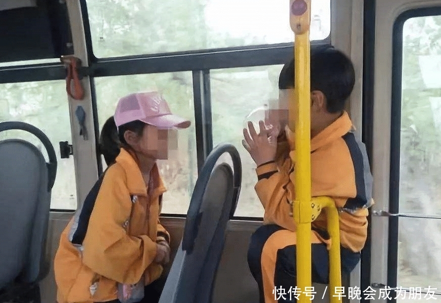 「公交车」五岁男孩坐公交车，被大妈强行拽起来，男孩一番话，