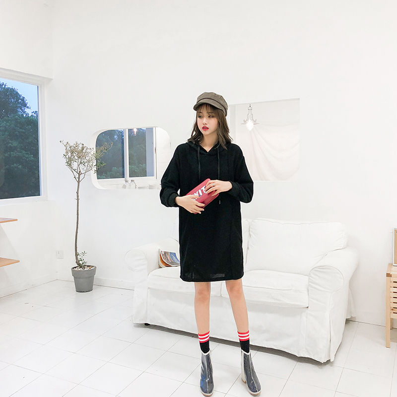 我只告诉你，今秋流行这样穿女裙，瞧下面这几款，果然真心美